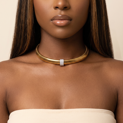 Stella Choker Gold worn at the neck, close-up