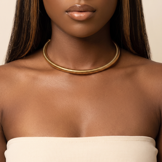 Spira Choker Gold worn at the neck, close-up