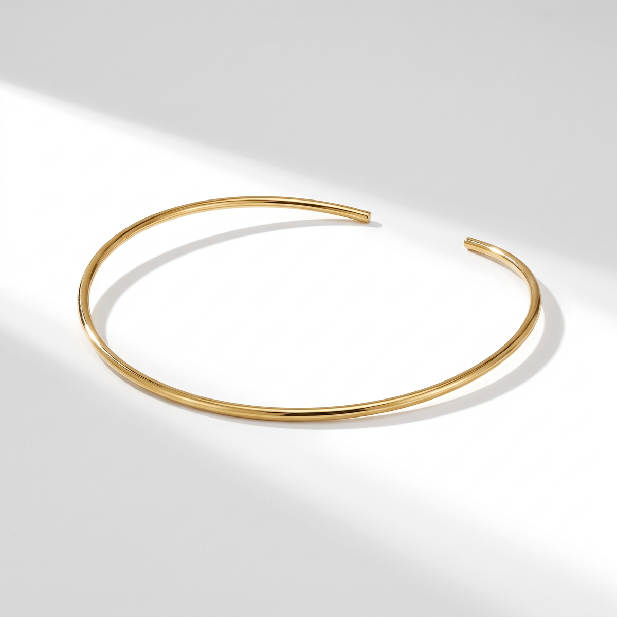Luna Choker Gold on white with soft light