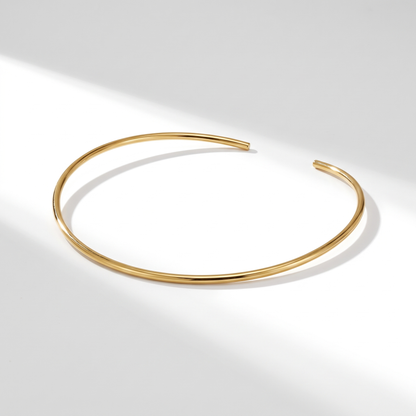 Luna Choker Gold on white with soft light