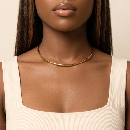 Luna Choker Gold worn at the neck, close-up