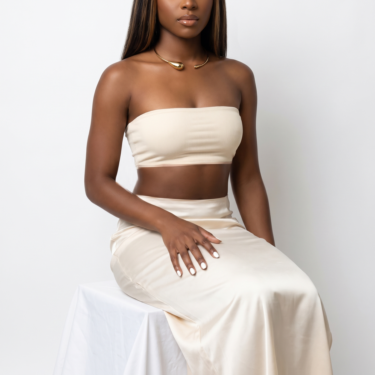 Bacio Choker Gold studio portrait