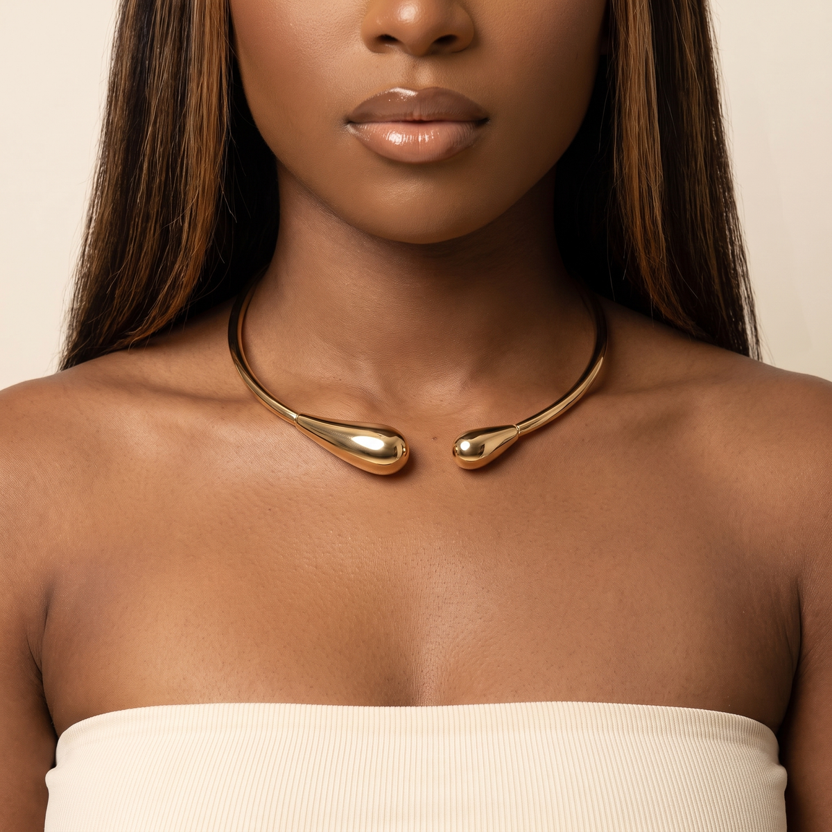 Bacio Choker Gold worn at the neck, close-up