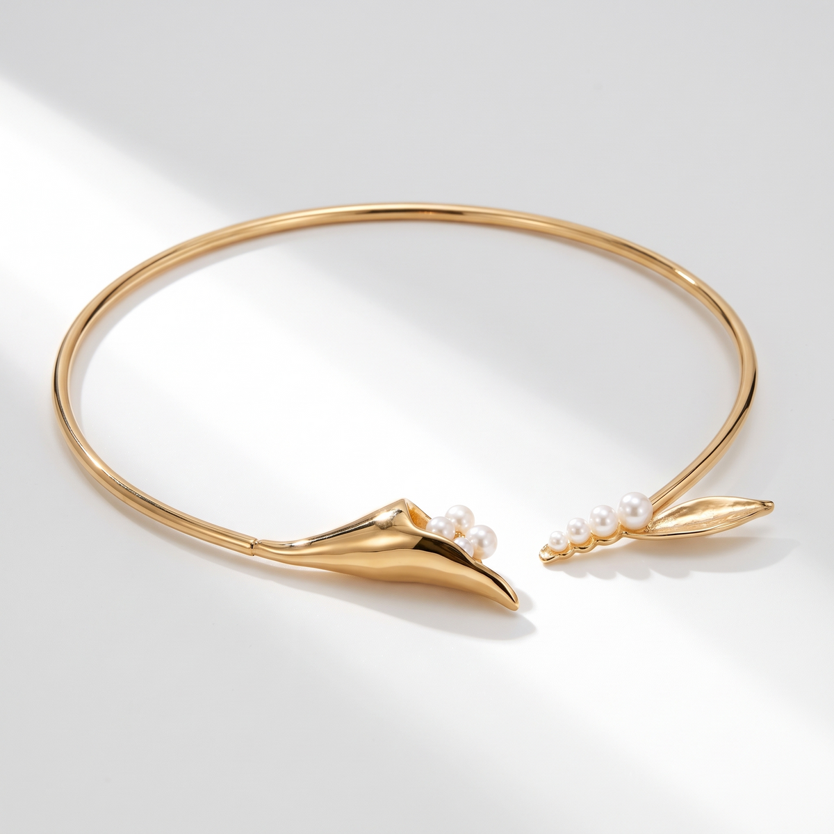 Calla Choker Gold on white with soft light