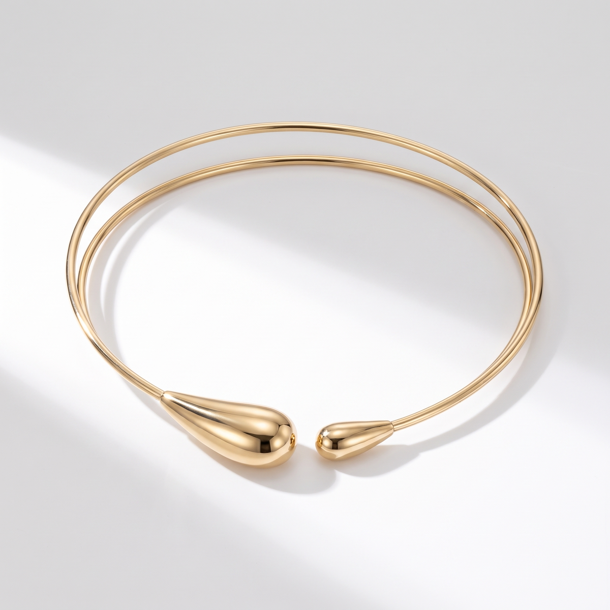 Bacio Choker Gold on white with soft light