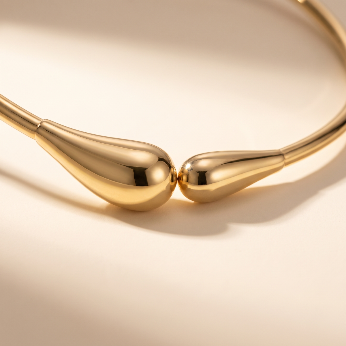Bacio Choker Gold macro detail