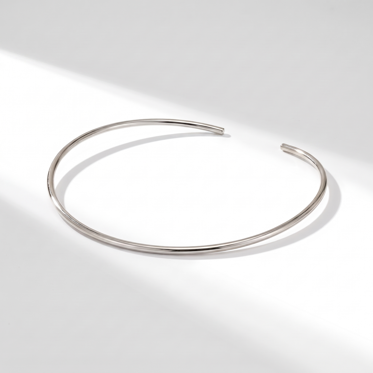 Luna Choker Silver on white with soft light