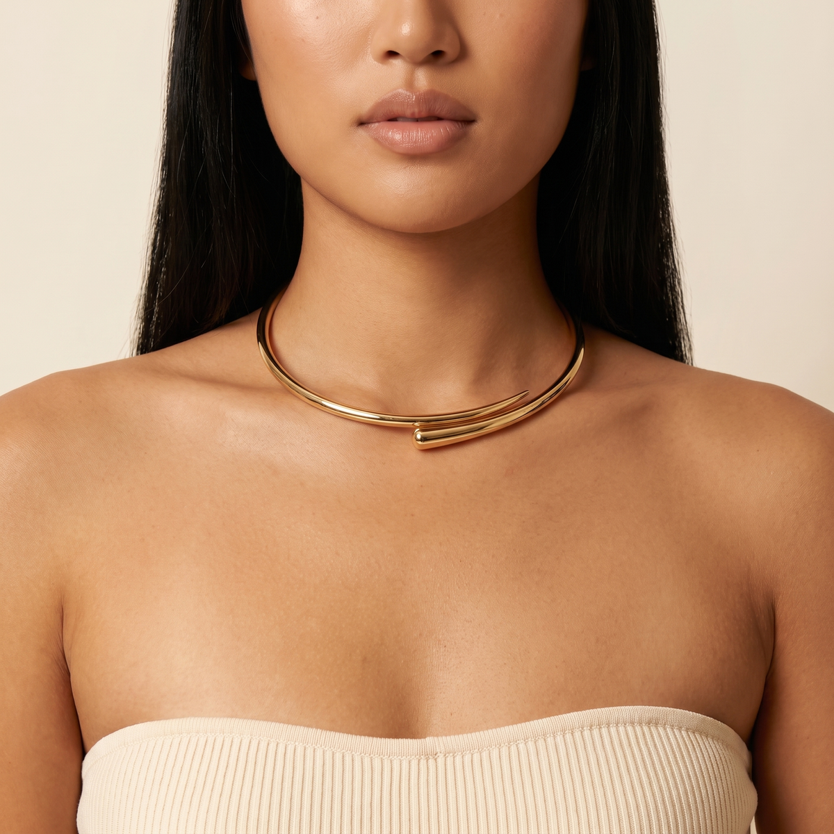 Volta Choker Gold worn at the neck, close-up