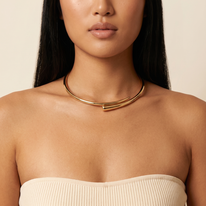 Volta Choker Gold worn at the neck, close-up