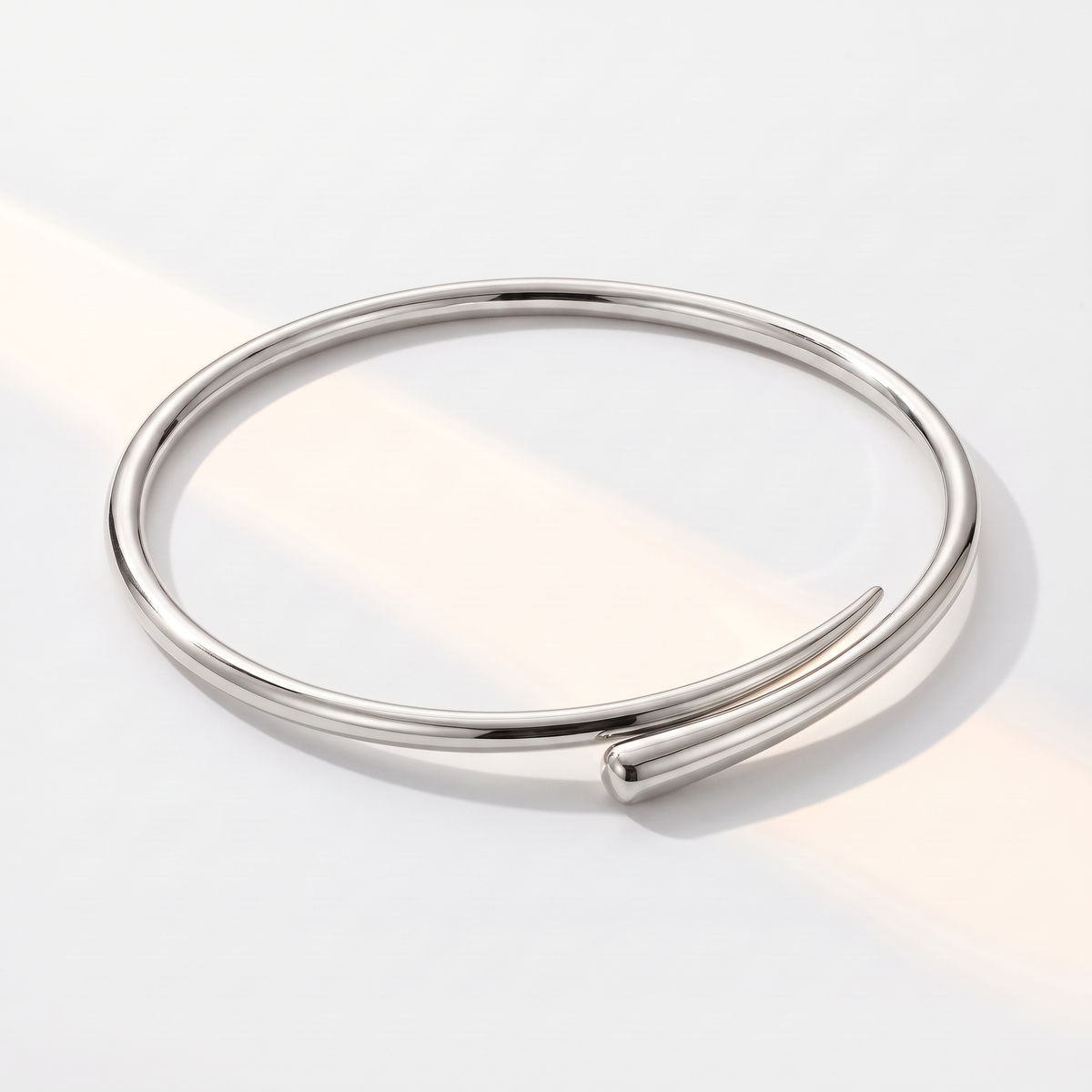 Volta Choker Silver on white with soft light