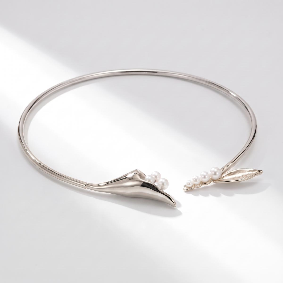 Calla Choker Silver on white with soft light