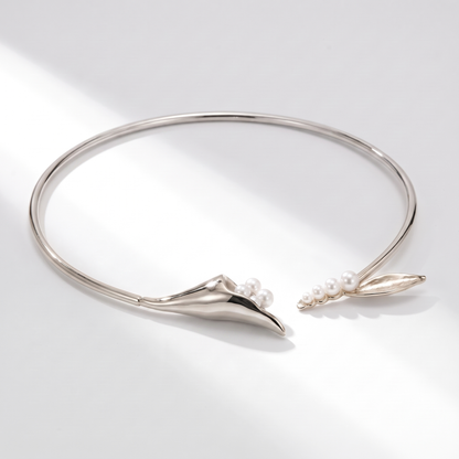 Calla Choker Silver on white with soft light