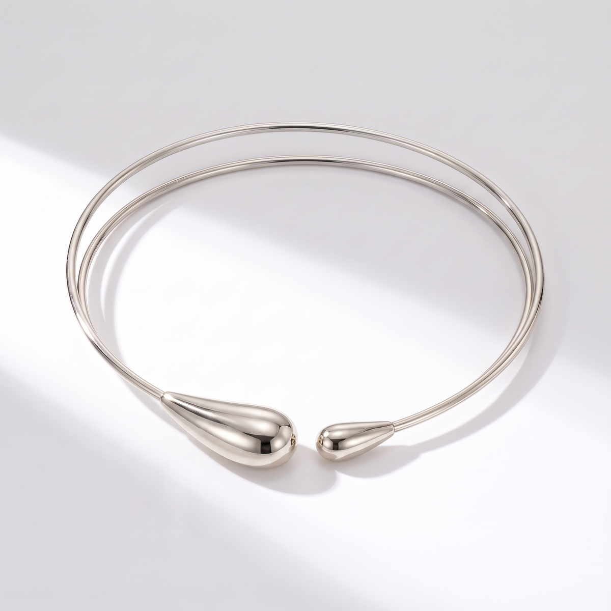 Bacio Choker Silver on white with soft light