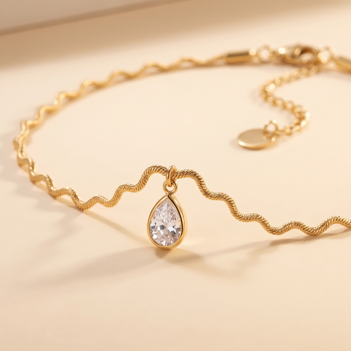 Close-up of the Onda Choker in gold