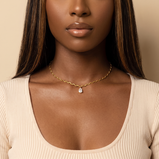 Onda Choker in gold worn at the base of the neck