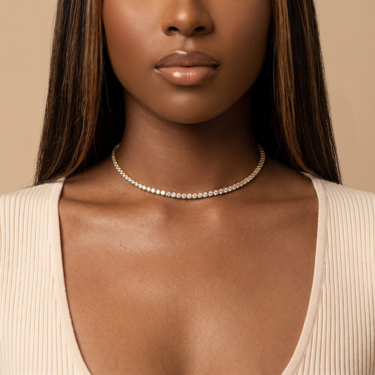 Filo Choker in gold worn at the base of the neck