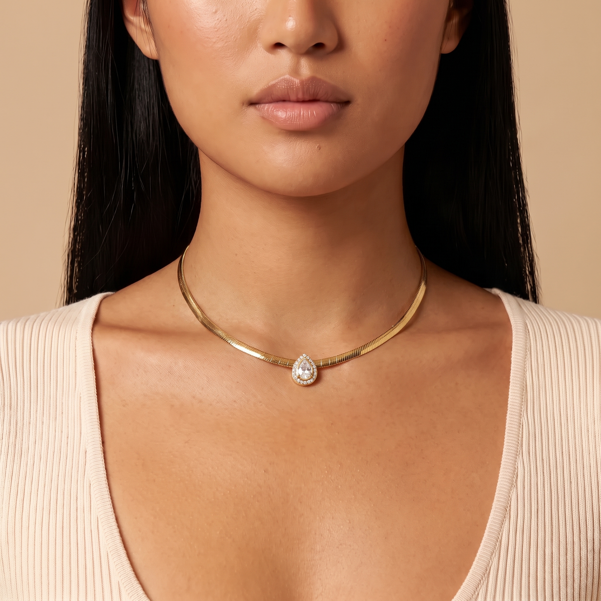 Aura Choker in gold worn at the base of the neck