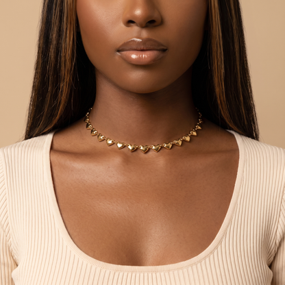 Cuori Choker in gold worn at the base of the neck