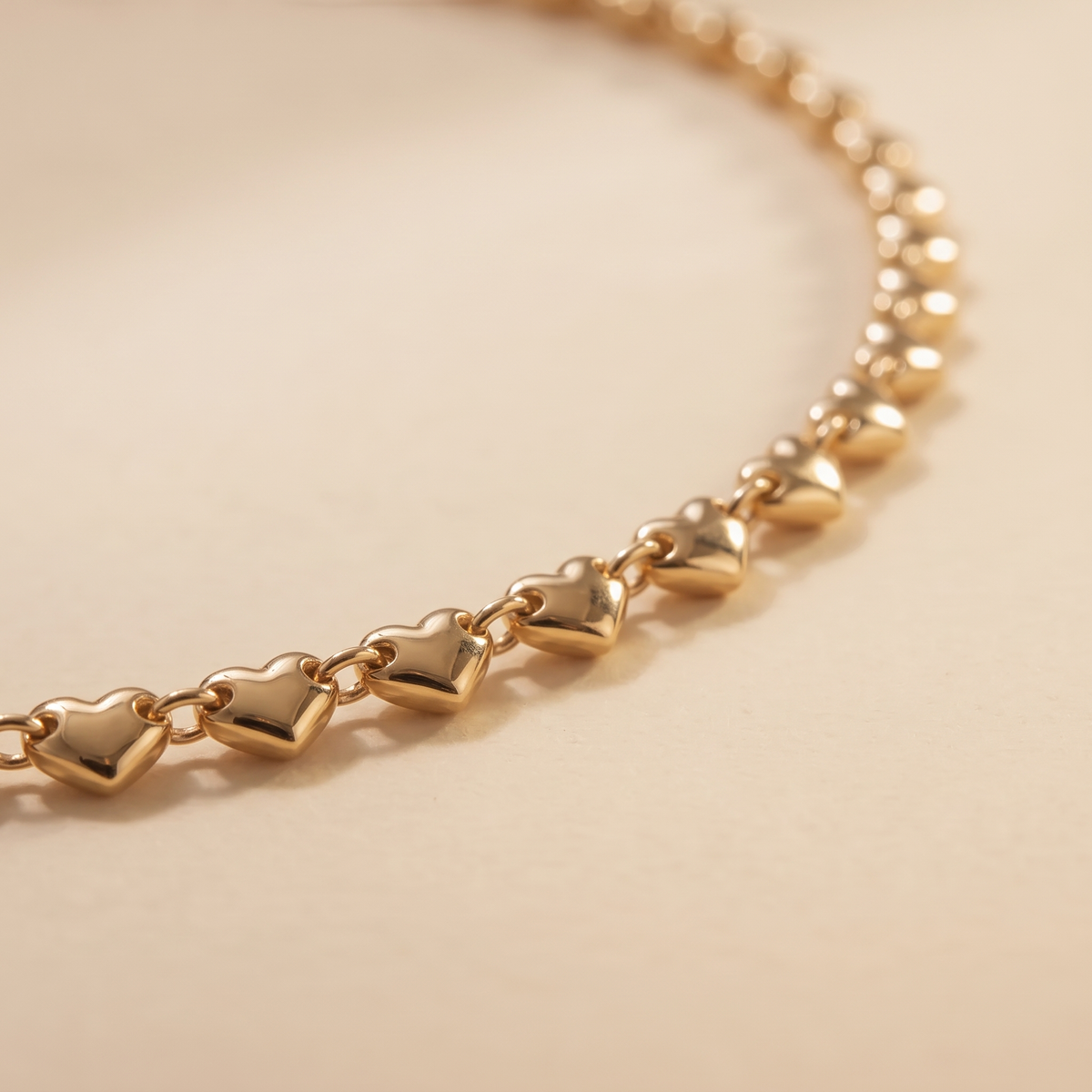 Close-up of the Cuori Choker in gold