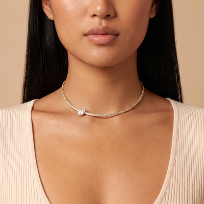 Giro Choker in gold worn at the base of the neck