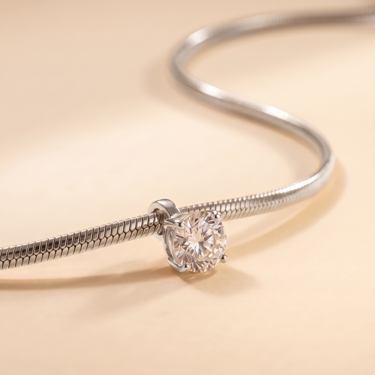 Close-up of the Unica Choker in silver