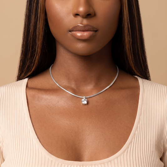 Unica Choker in silver worn at the base of the neck