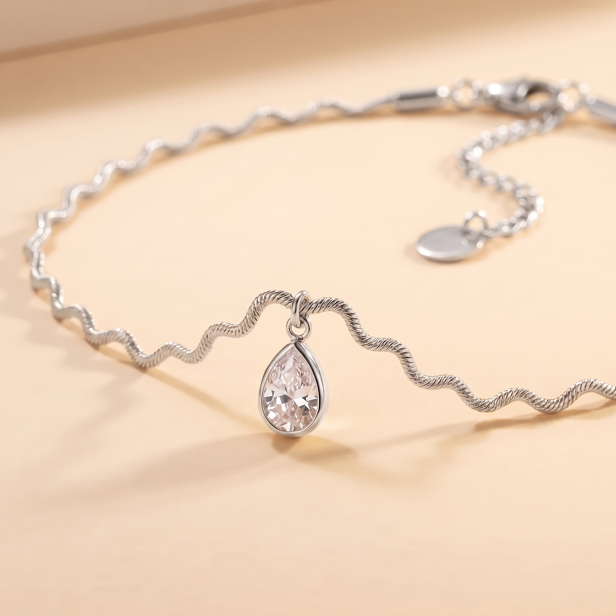 Close-up of the Onda Choker in silver