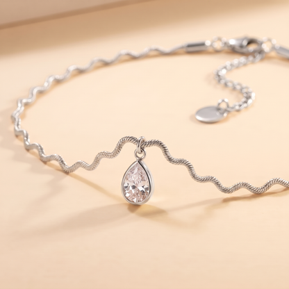 Close-up of the Onda Choker in silver