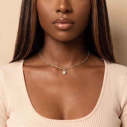 Onda Choker in silver worn at the base of the neck