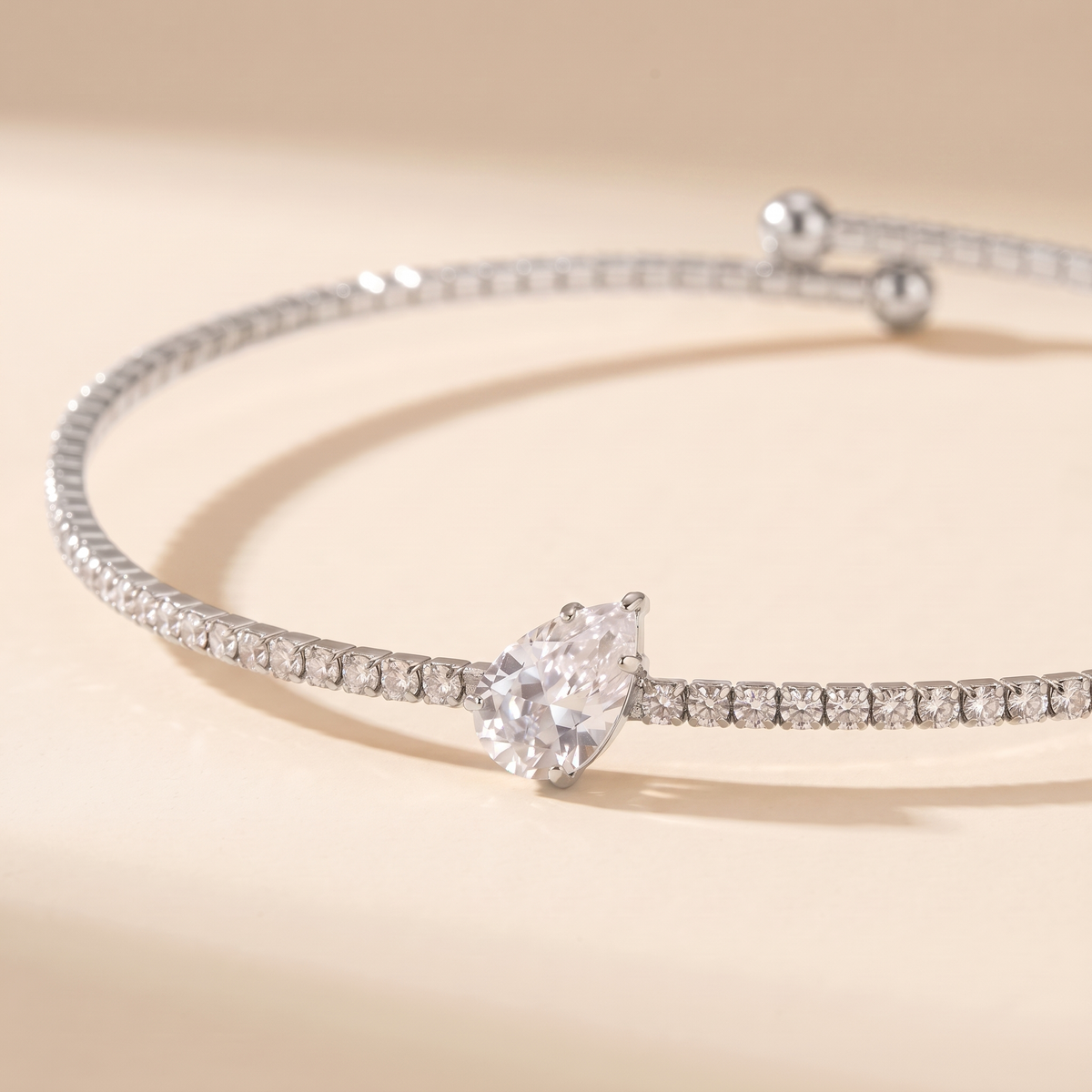 Close-up of the Giro Choker in silver