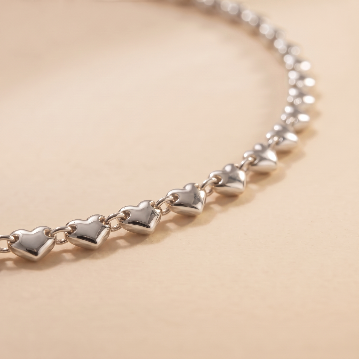 Close-up of the Cuori Choker in silver