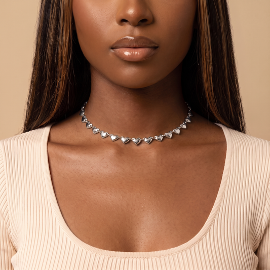 Cuori Choker in silver worn at the base of the neck