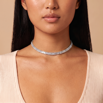 Luce Choker in silver worn at the base of the neck