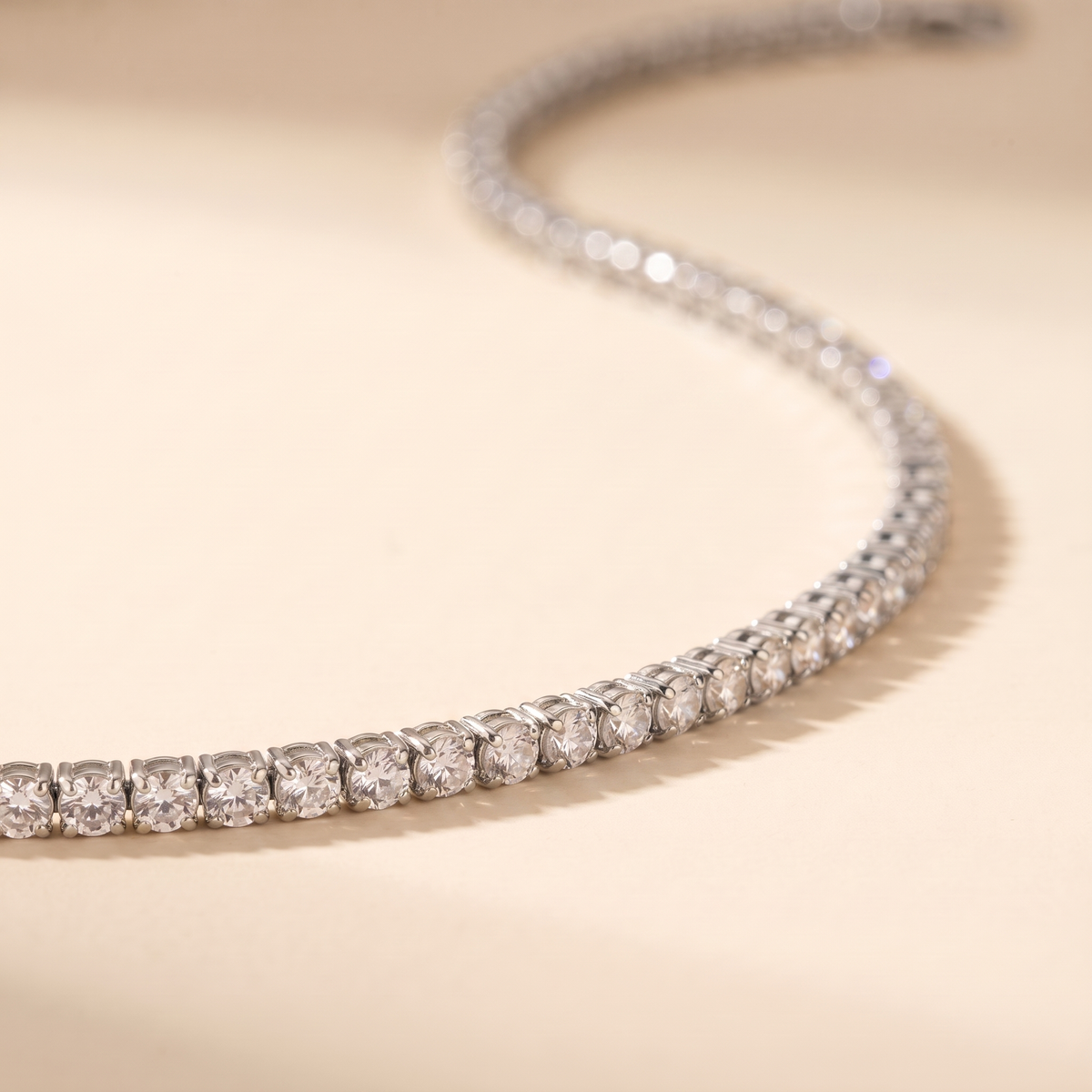 Close-up of the Filo Choker in silver