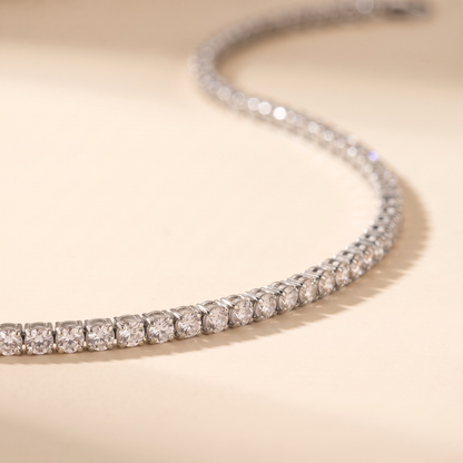 Close-up of the Filo Choker in silver
