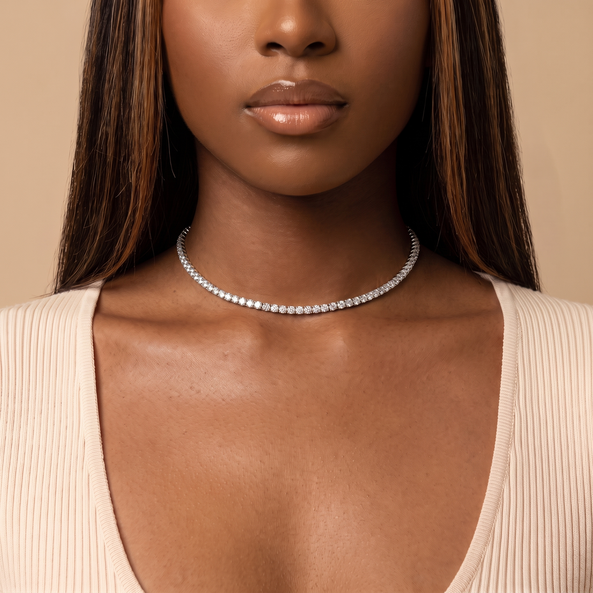 Filo Choker in silver worn at the base of the neck