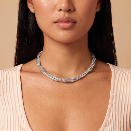 Treccia Choker in silver worn at the base of the neck