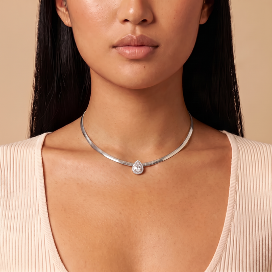 Aura Choker in silver worn at the base of the neck